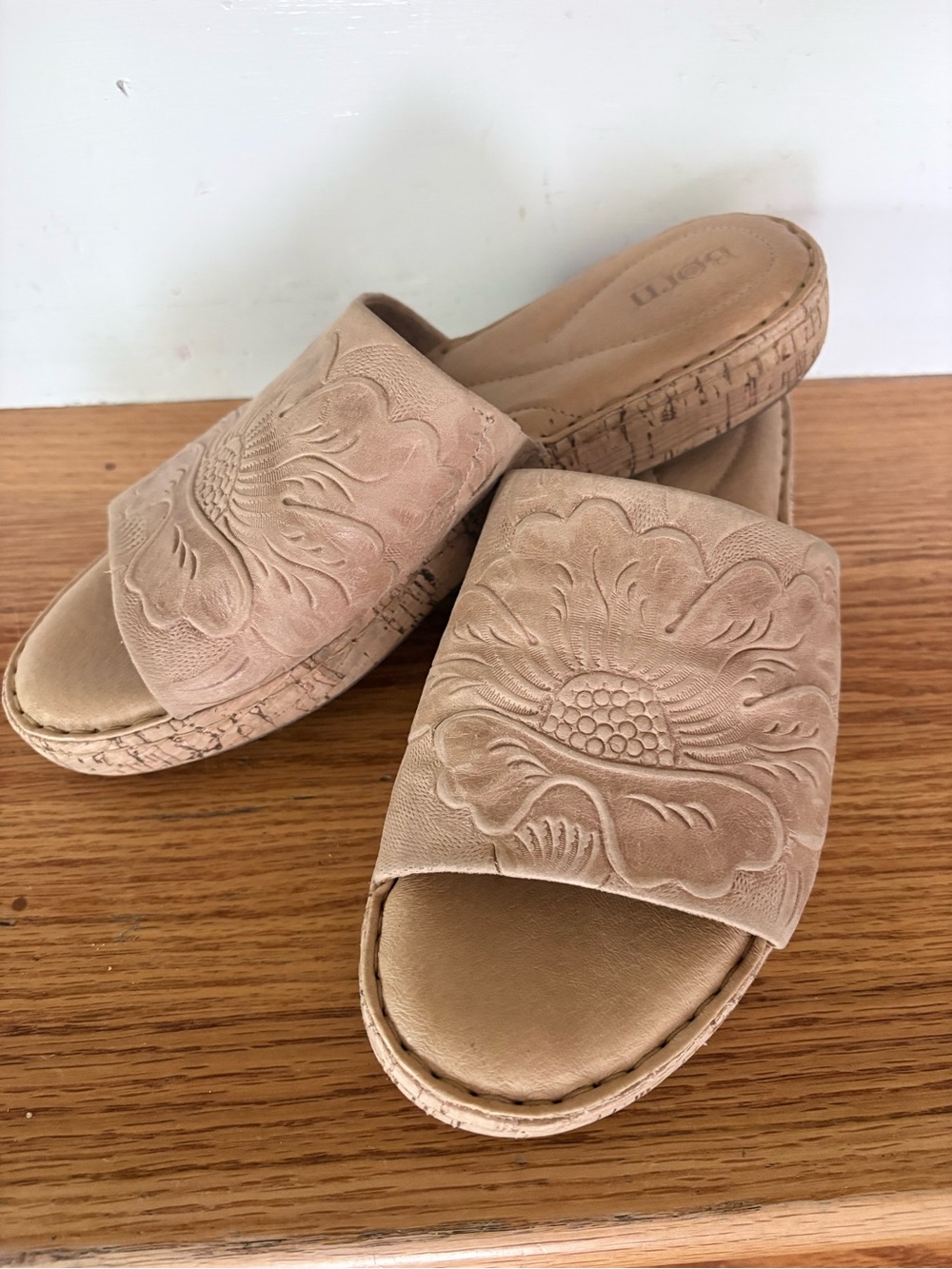 Born Fish Lake Floral Embossed Slide Sandals Size 9